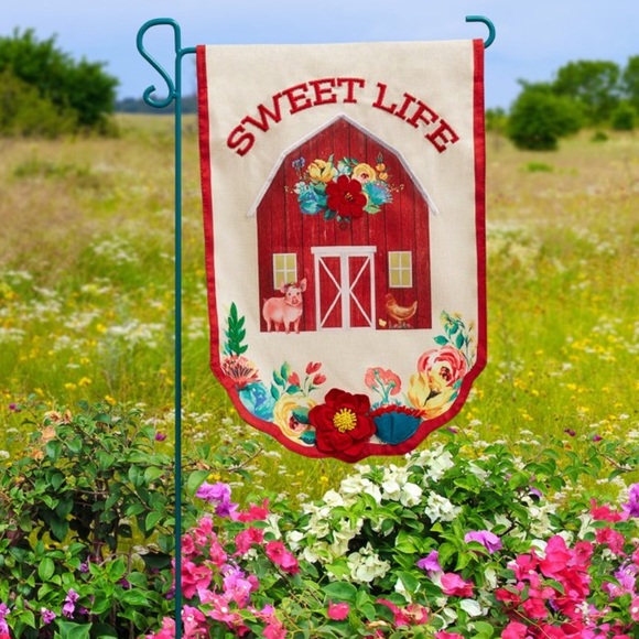 The Pioneer Woman Sweet Life Delaney Polyester Flag: - Picture 1 of 3